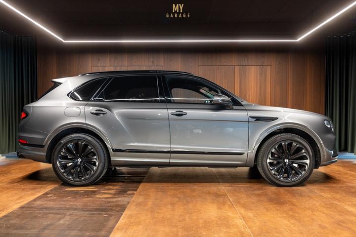 Grå Bentley Bentayga fra 2021