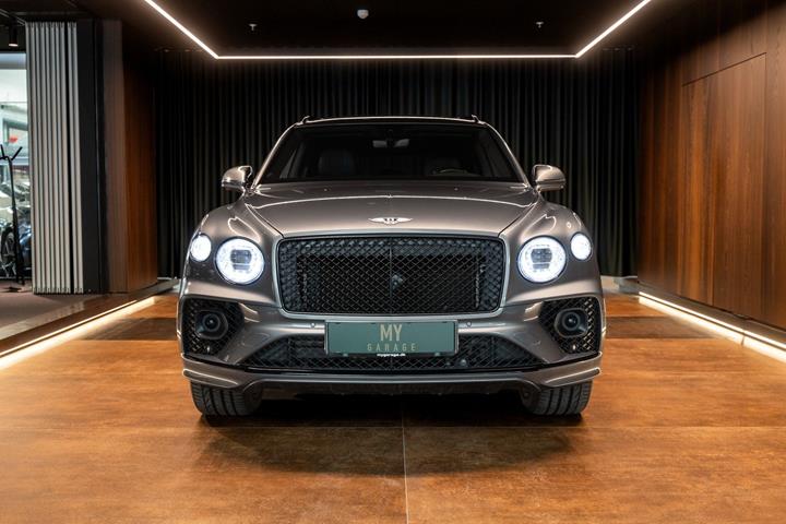 Grå Bentley Bentayga fra 2021