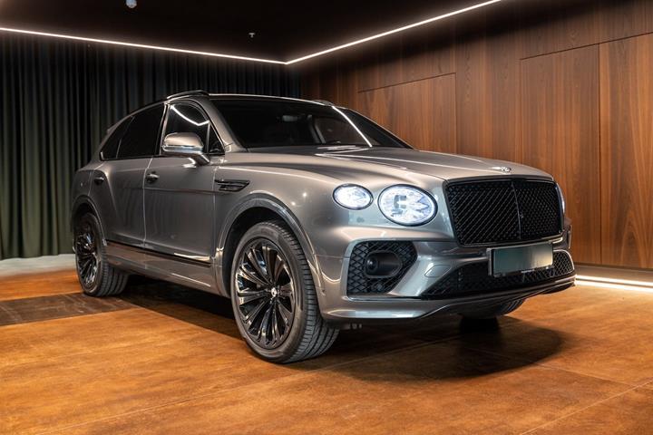 Grå Bentley Bentayga fra 2021