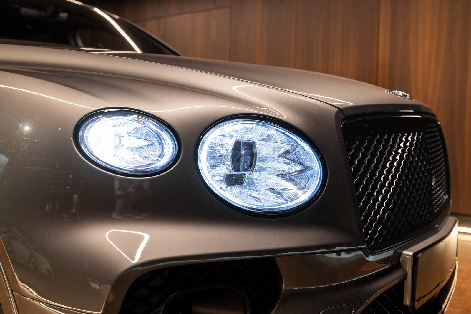 Grå Bentley Bentayga fra 2021