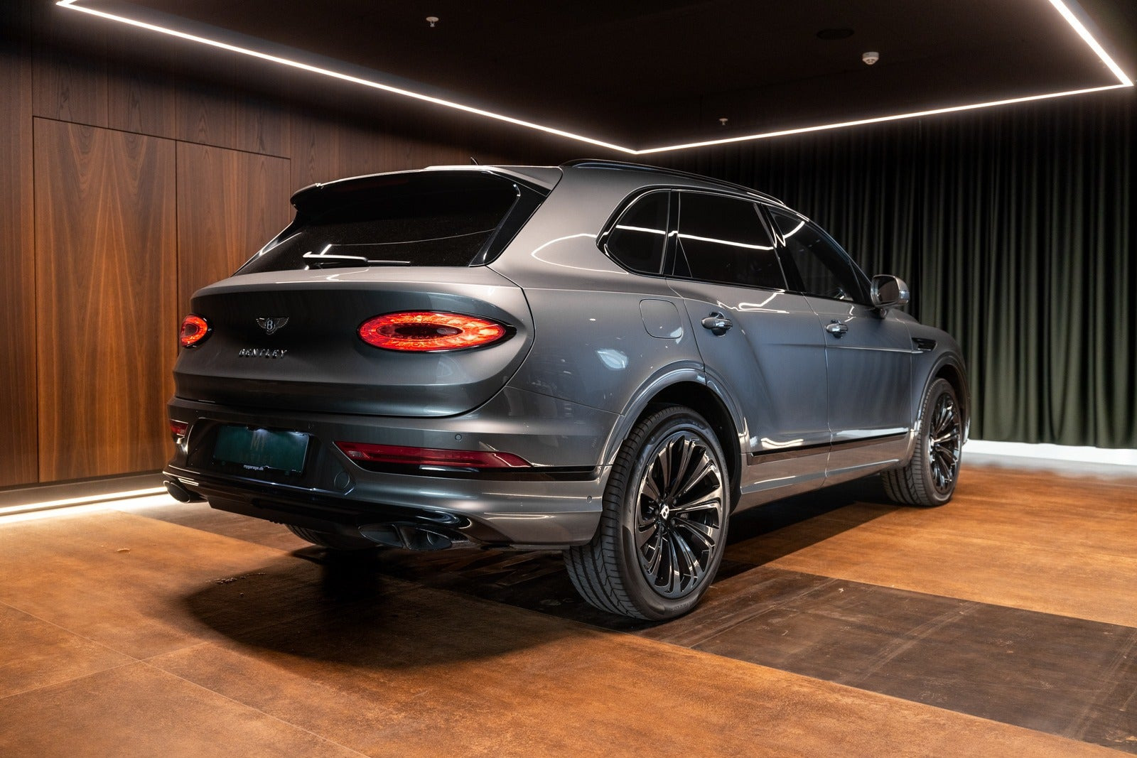 Grå Bentley Bentayga fra 2021