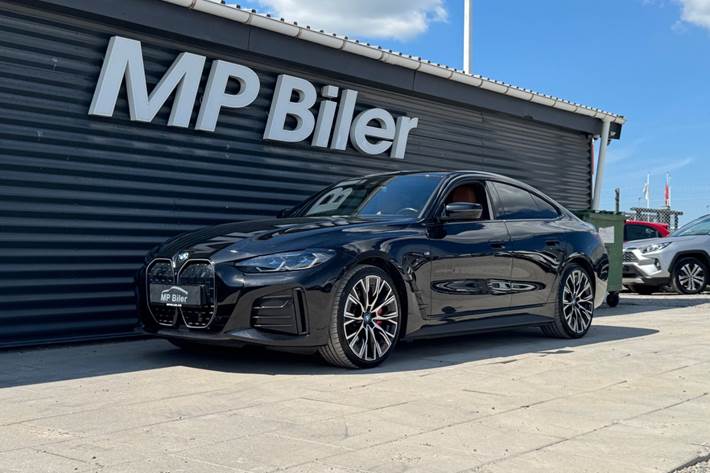Sort BMW i4 fra 2023 set udefra