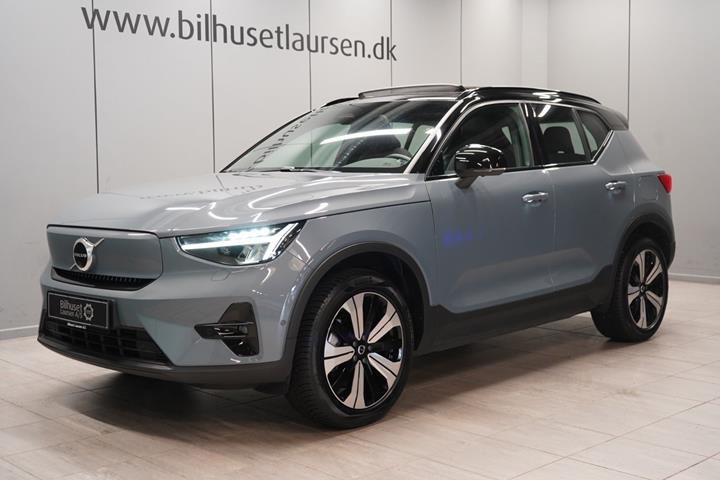 Grå Volvo XC40 fra 2023 set udefra