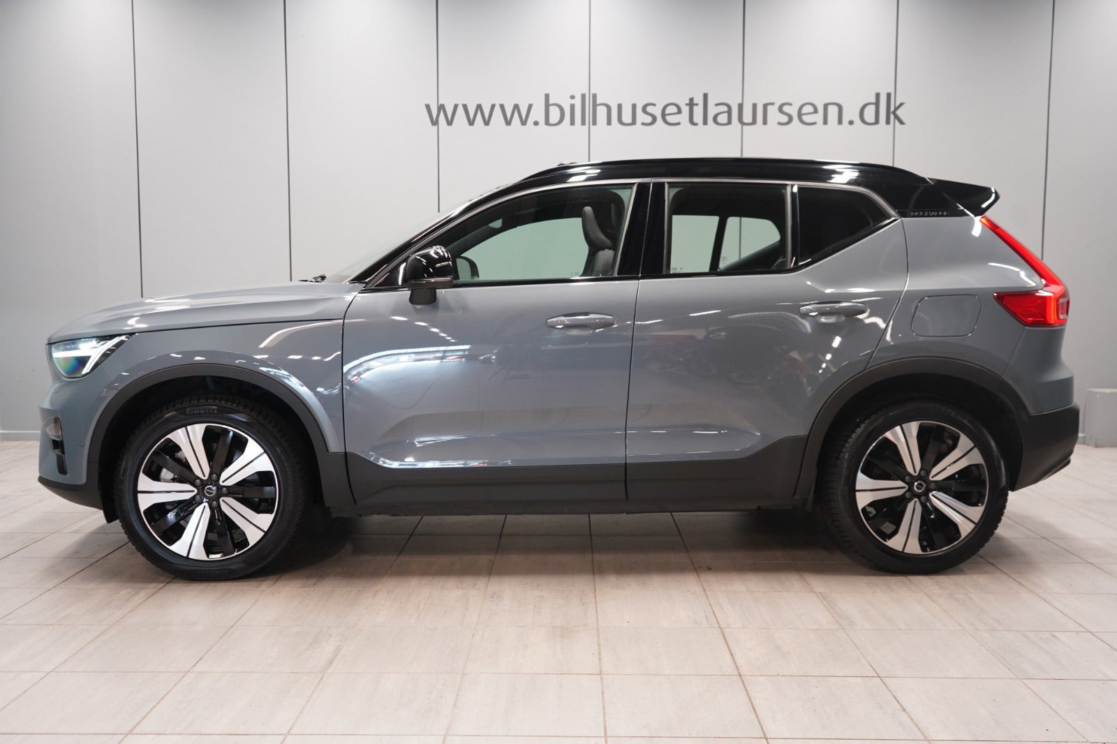 Grå Volvo XC40 fra 2023