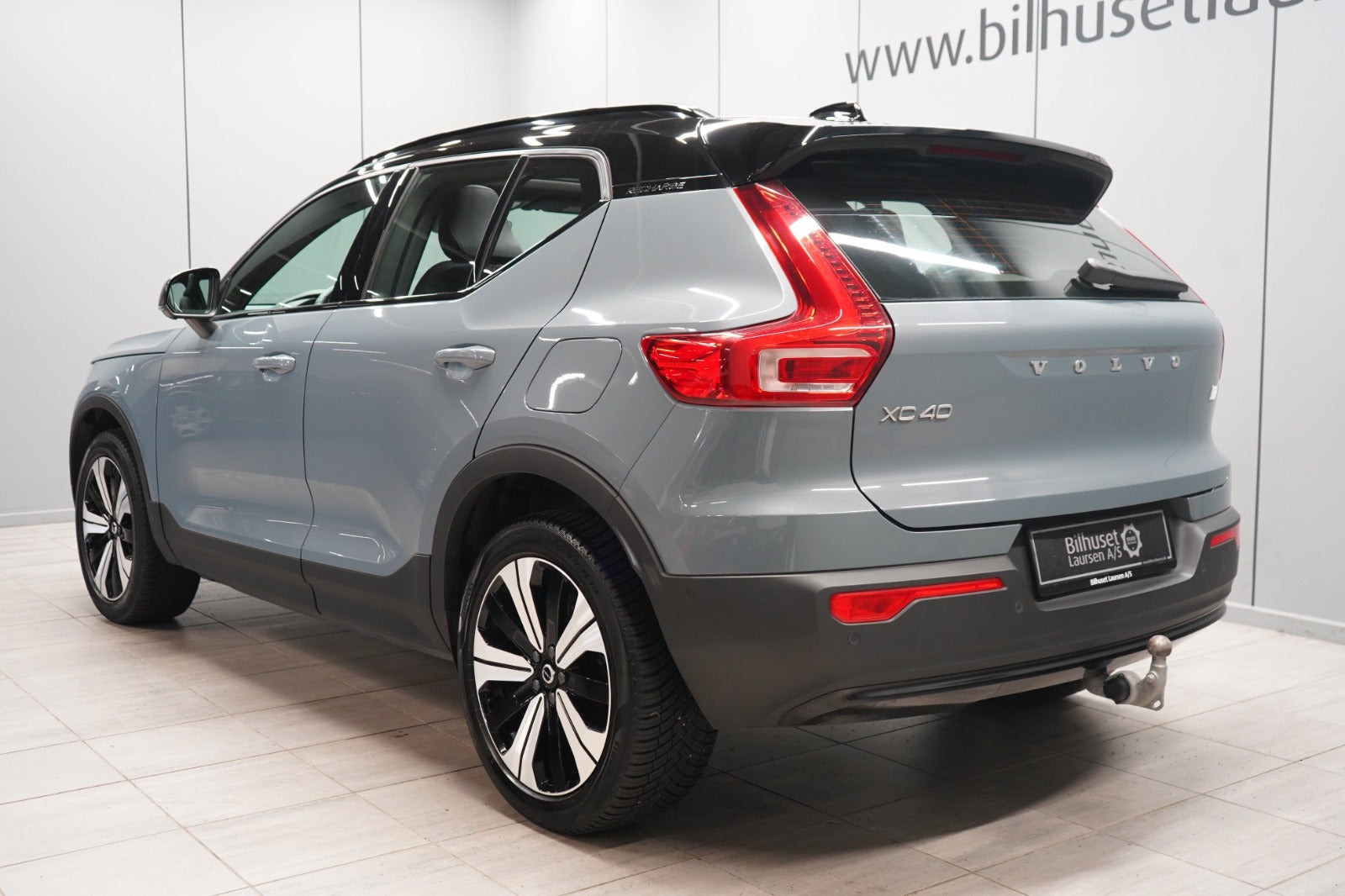 Grå Volvo XC40 fra 2023