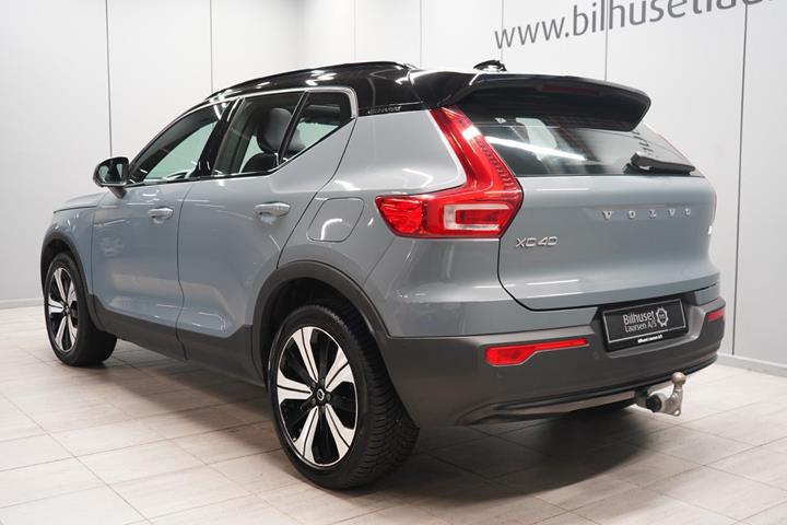 Grå Volvo XC40 fra 2023