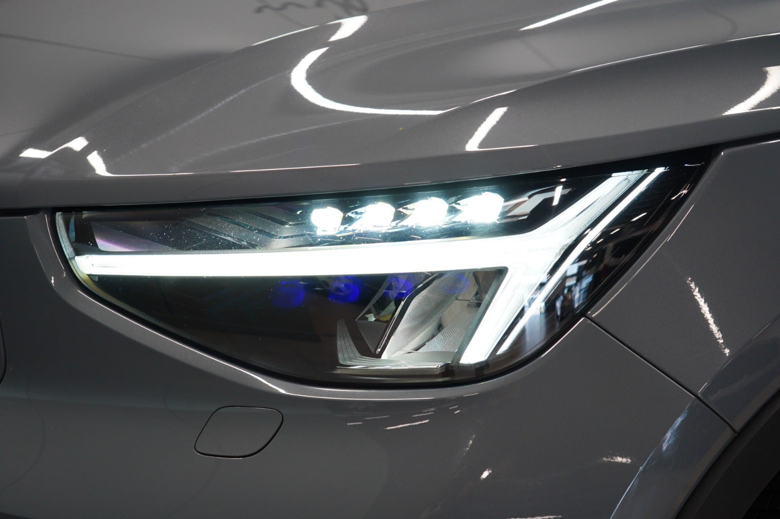 Grå Volvo XC40 fra 2023