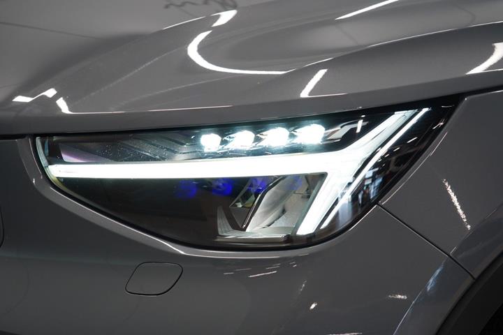 Grå Volvo XC40 fra 2023