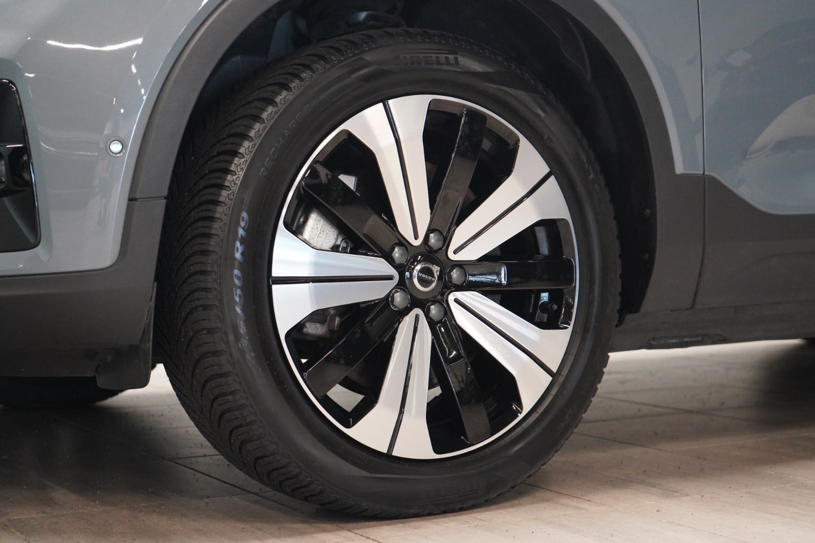 Grå Volvo XC40 fra 2023