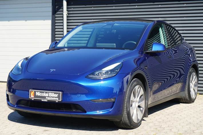 Blå Tesla Model Y fra 2023