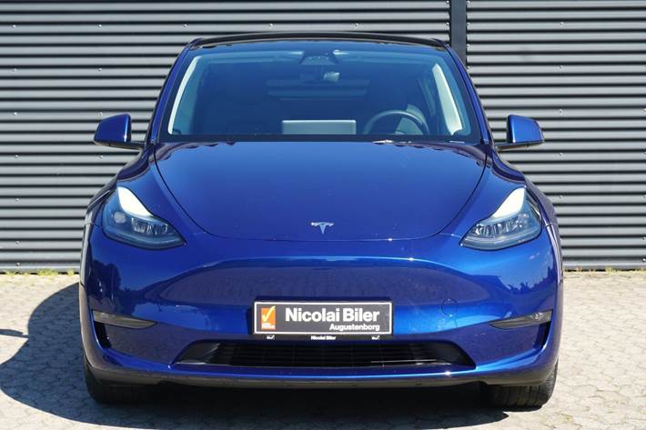 Blå Tesla Model Y fra 2023