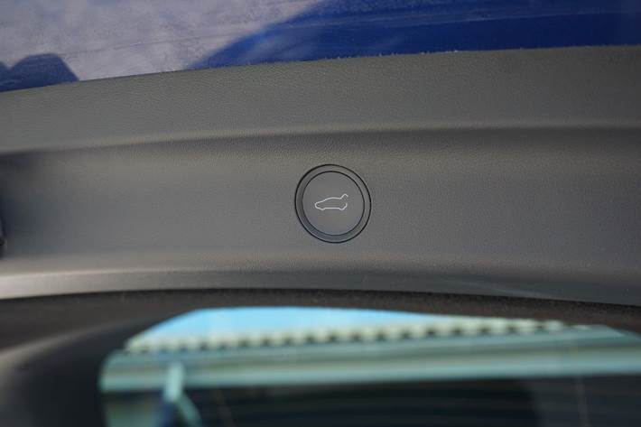 Blå Tesla Model Y fra 2023