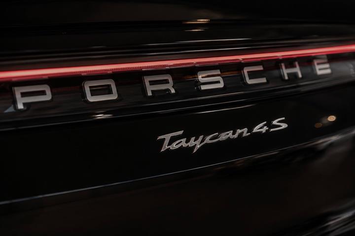 Sort Porsche Taycan 4S fra 2020