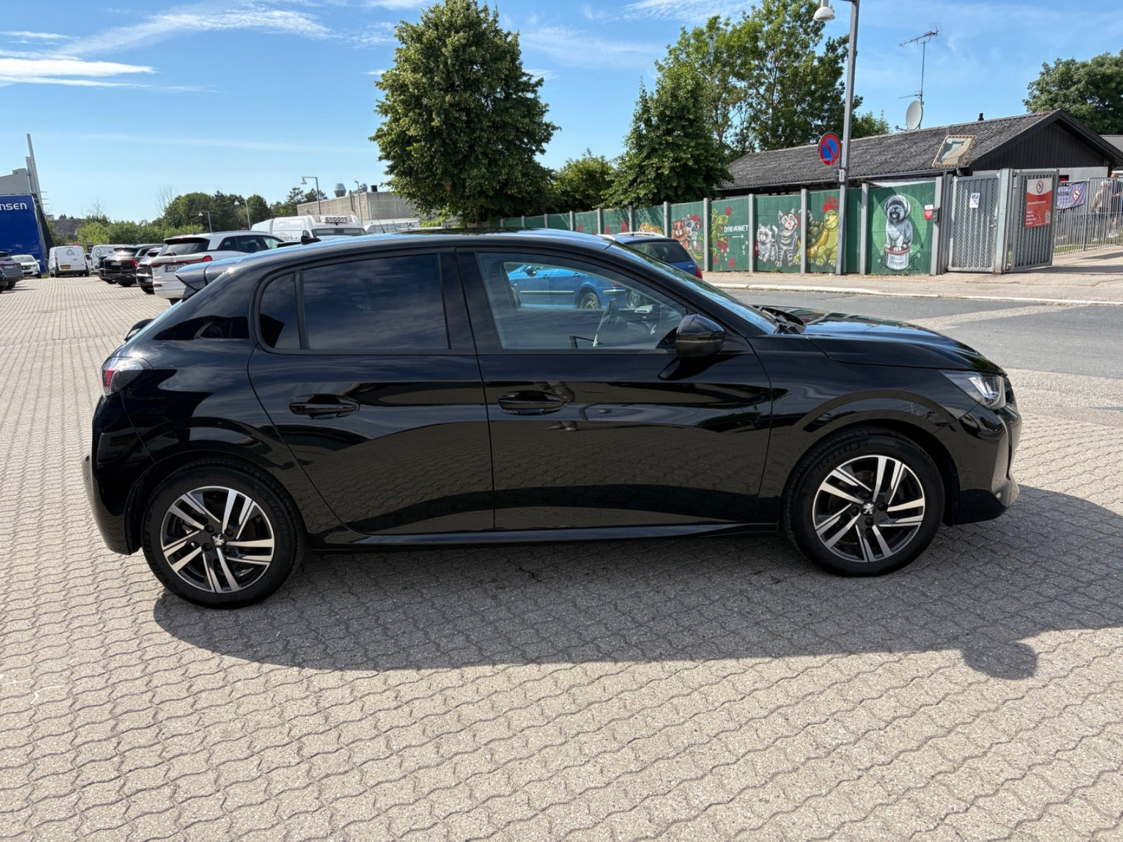 Rød Peugeot 208 fra 2022