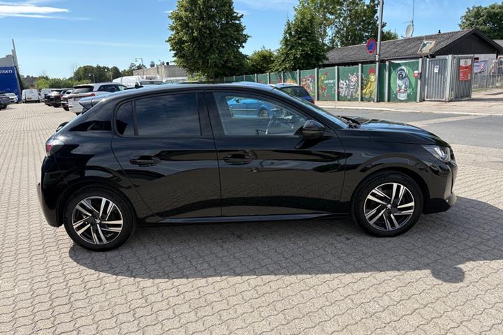 Rød Peugeot 208 fra 2022