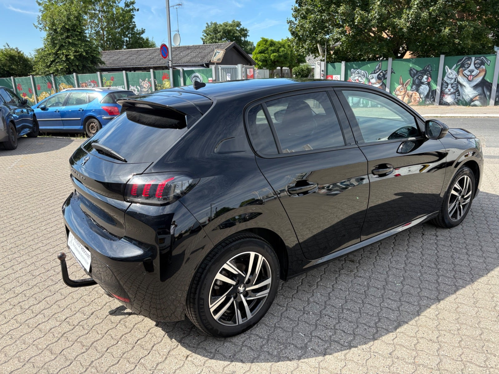 Rød Peugeot 208 fra 2022