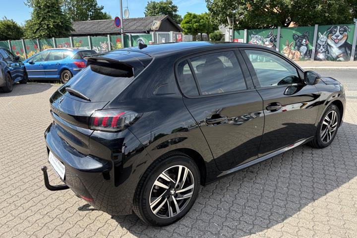 Rød Peugeot 208 fra 2022