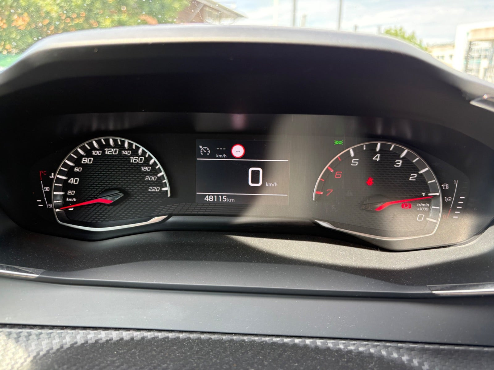Rød Peugeot 208 fra 2022