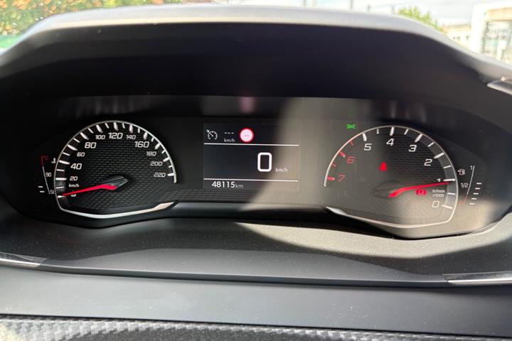 Rød Peugeot 208 fra 2022