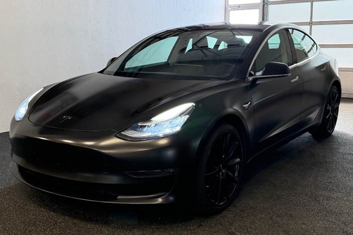 Blå Tesla Model 3 fra 2020