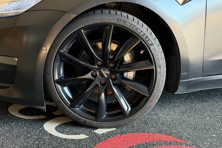 Blå Tesla Model 3 fra 2020