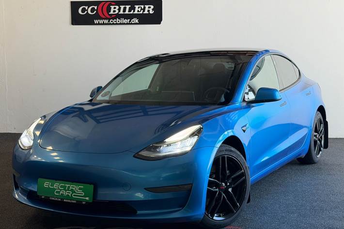 Blå Tesla Model 3 fra 2021