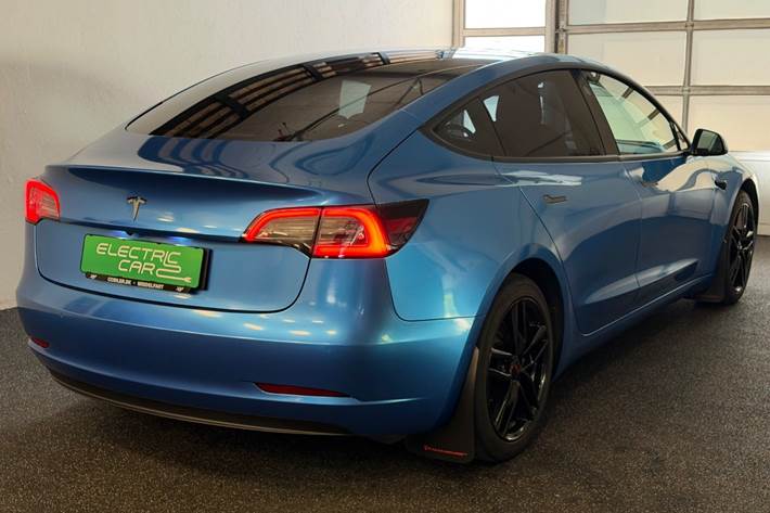 Blå Tesla Model 3 fra 2021