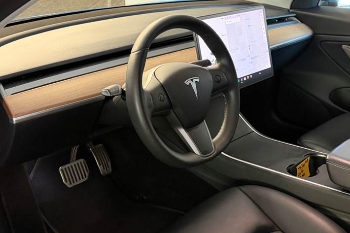 Blå Tesla Model 3 fra 2021