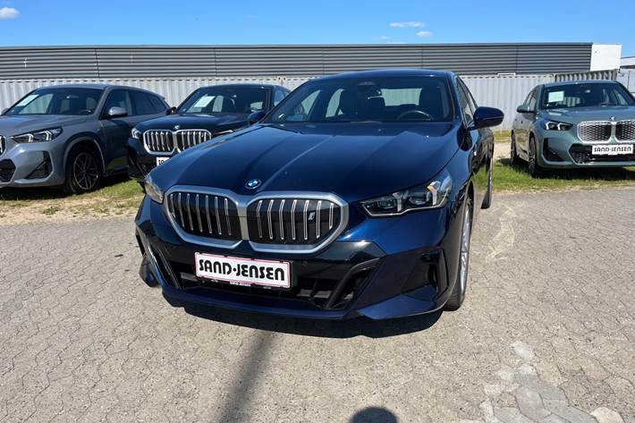 Blå BMW i5 fra 2024