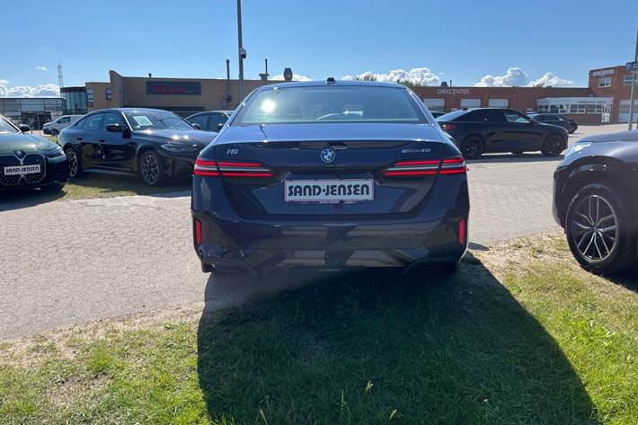 Blå BMW i5 fra 2024