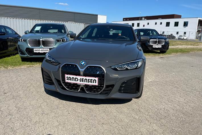 Grå BMW i4 fra 2024