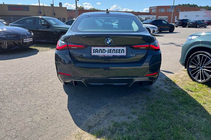 Grå BMW i4 fra 2024