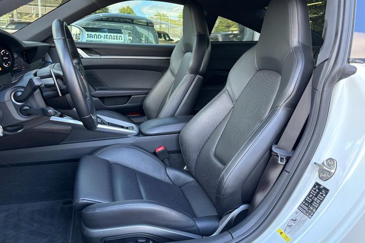 Hvid Porsche 911 Carrera 4S fra 2024
