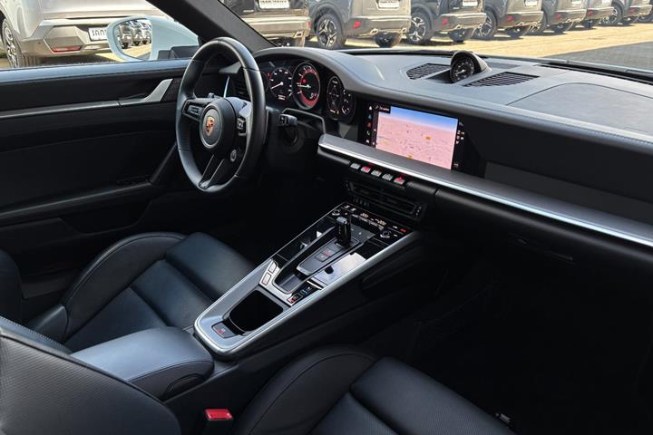 Hvid Porsche 911 Carrera 4S fra 2024