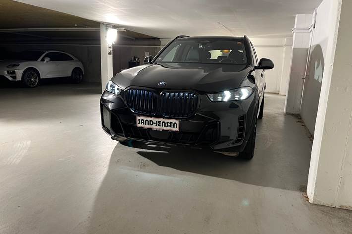 Sort BMW X5 fra 2024