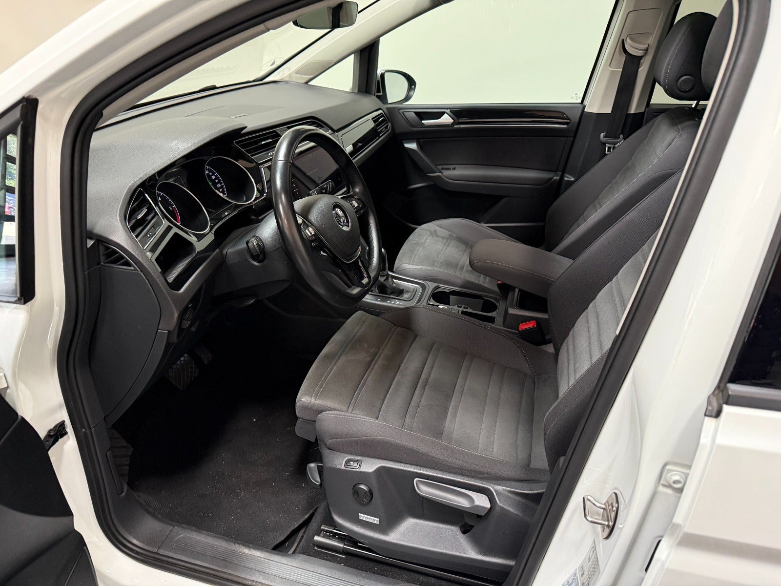 Hvid VW Touran fra 2019