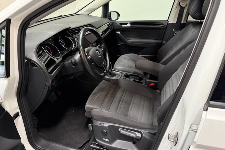 Hvid VW Touran fra 2019