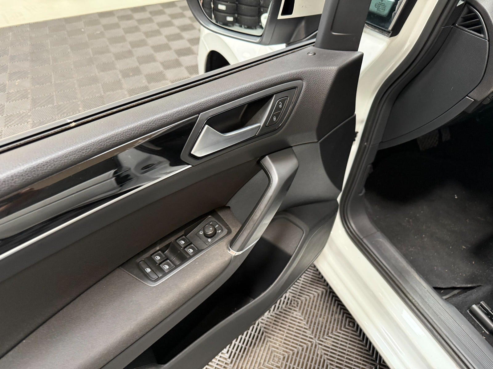 Hvid VW Touran fra 2019