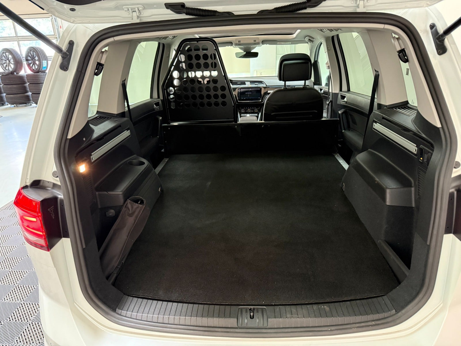 Hvid VW Touran fra 2019