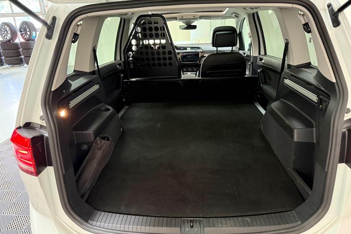 Hvid VW Touran fra 2019