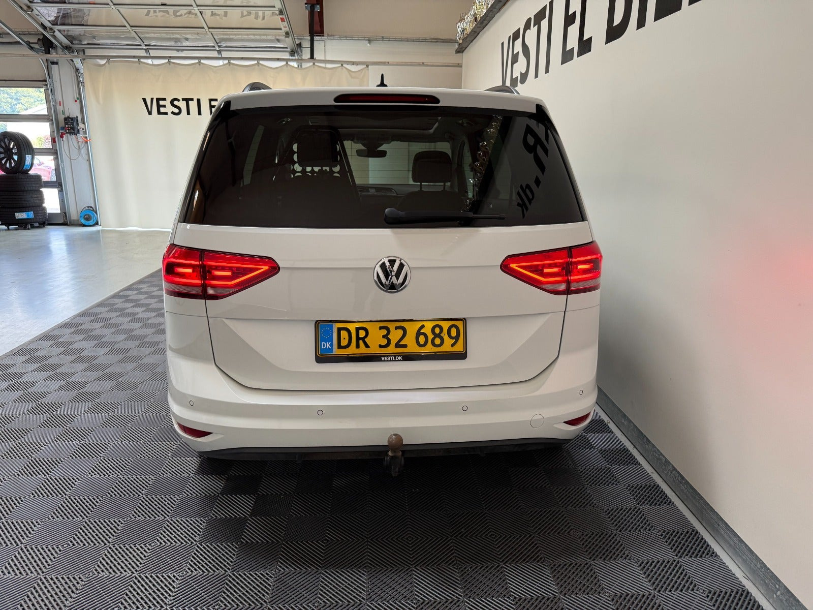 Hvid VW Touran fra 2019