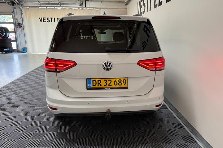 Hvid VW Touran fra 2019