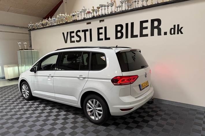 Hvid VW Touran fra 2019