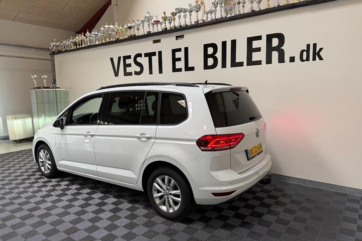 Hvid VW Touran fra 2019