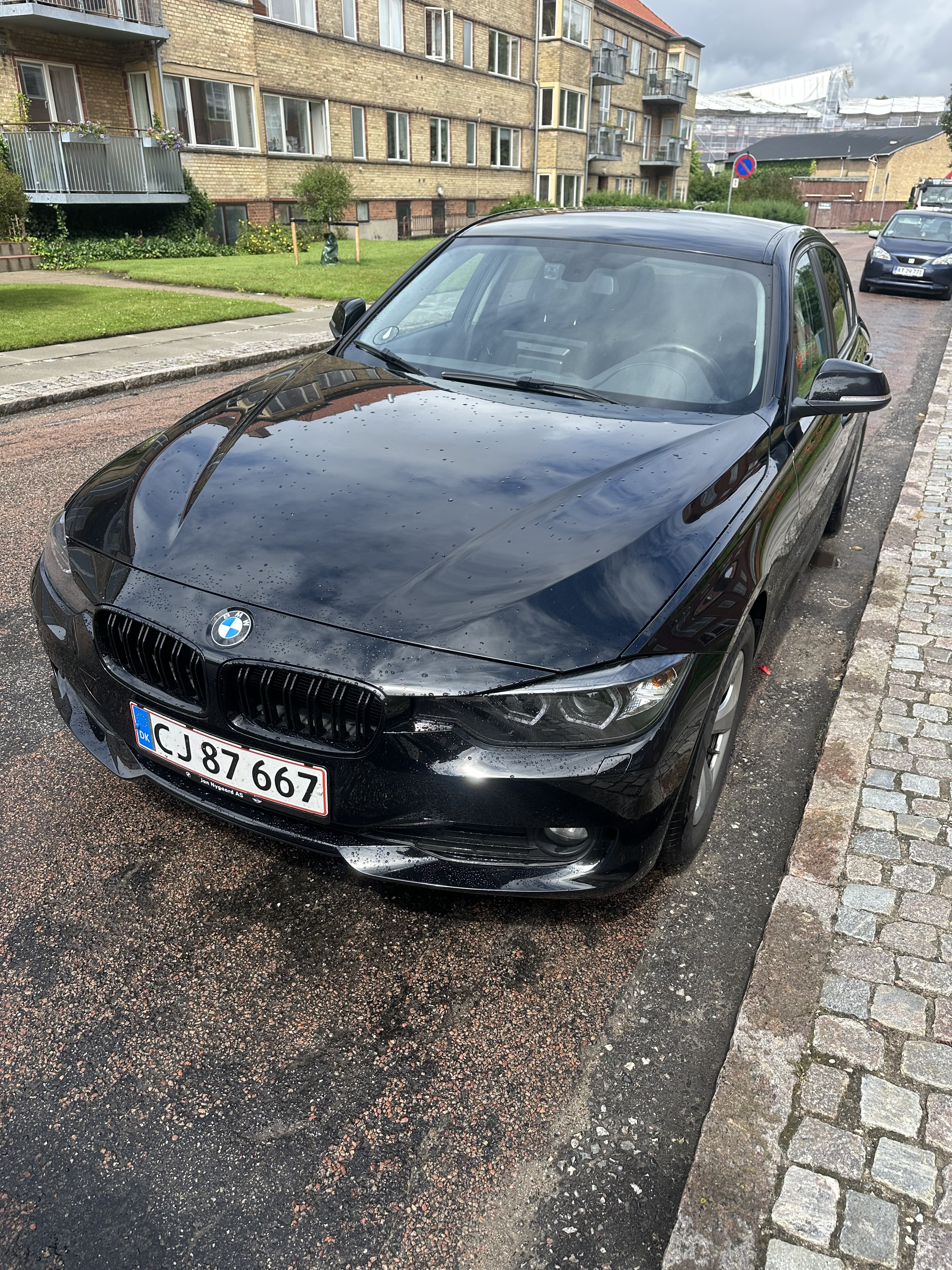 Sort BMW 3-Serie fra 2014