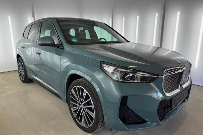 Grøn BMW iX1 fra 2024