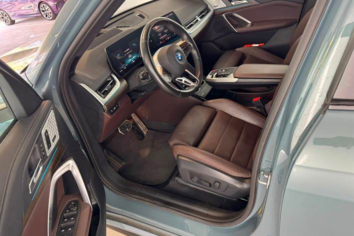 Grøn BMW iX1 fra 2024