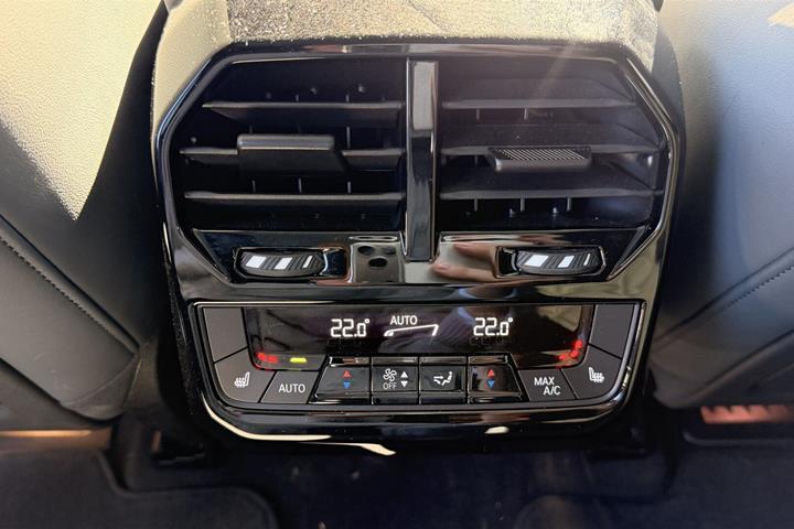 Hvid BMW iX fra 2022