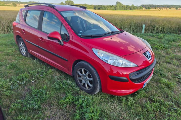 Rød Peugeot 207 fra 2008