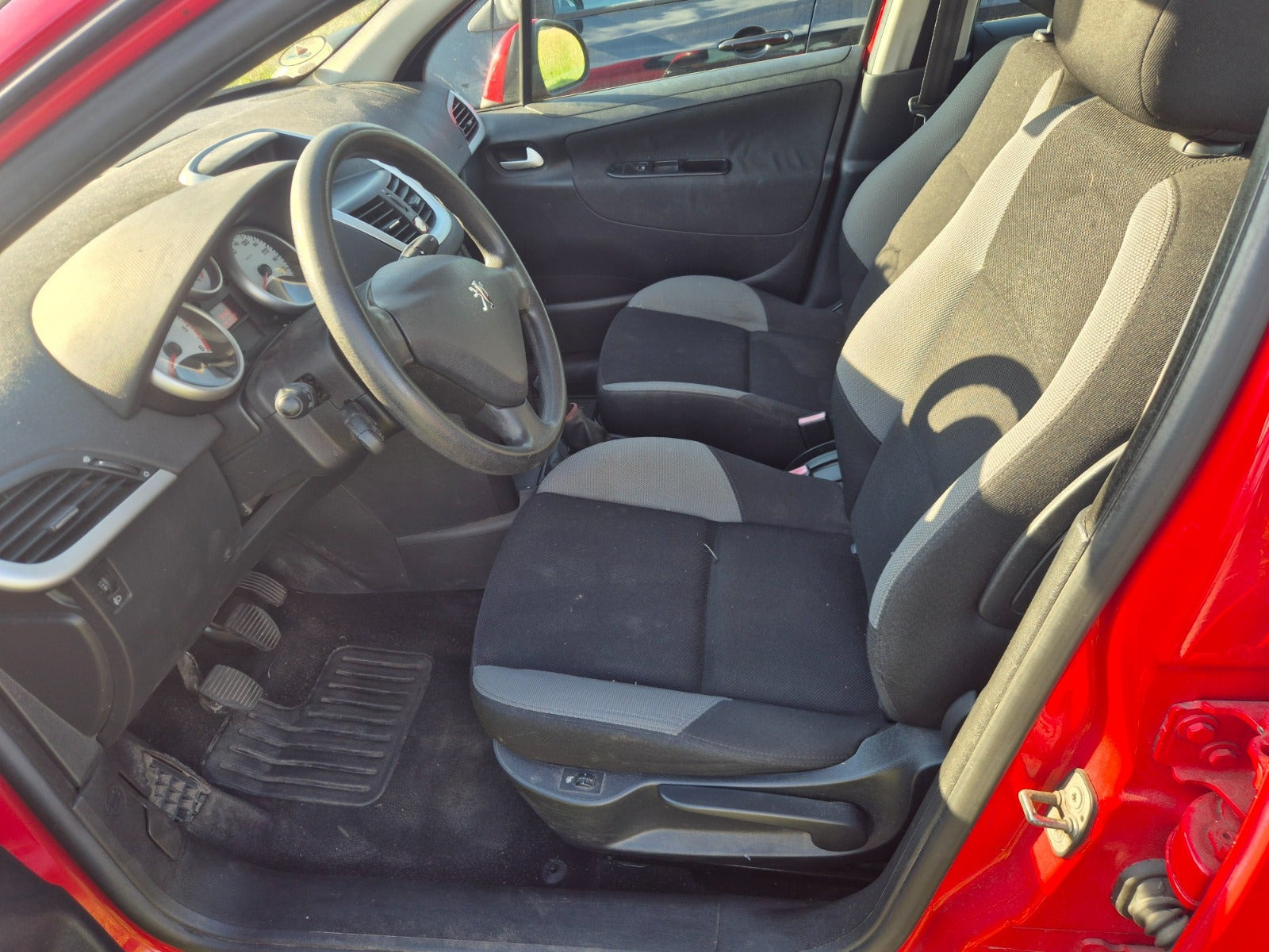 Rød Peugeot 207 fra 2008